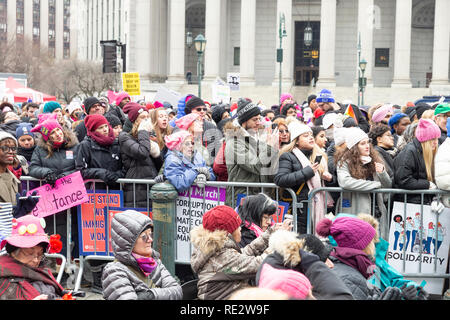 New York, USA. 19. Jan 2019. Hunderte von Teilnehmern an umstrittenen Einheit der Frauen Rally am Foley Square Credit: Lev radin/Alamy leben Nachrichten Stockfoto