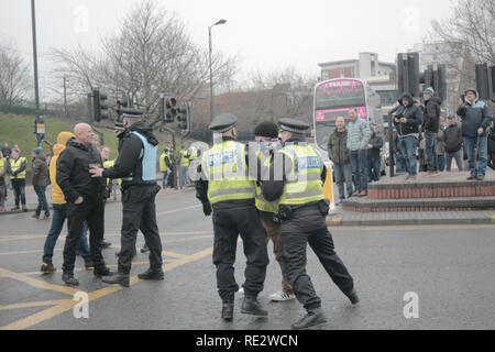 Leeds, Großbritannien. 19. Jan 2019. Gelbe Weste März außerhalb der BBC Yorkshire Gebäude in Leeds Credit: Maverick/Alamy leben Nachrichten Stockfoto