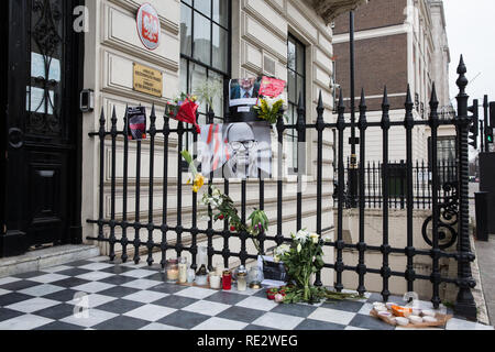 London, Großbritannien. 19. Januar, 2019. Tribute zu Paweł Ottar, der Bürgermeister von Danzig, die am Montag nach dem tödlich, die am Abend zuvor zu einem Charity Event, liegen außerhalb der Polnischen Botschaft erstochen enthalten. Tausende Polen nahmen an seiner Beerdigung in Danzig heute. Herr Ottar diente als Oberbürgermeister seiner Heimatstadt Danzig für 20 Jahre und war für seine liberalen Ansichten bekannte und als Kritiker der anti-Einwanderungspolitik der polnischen Regierungspartei. Credit: Mark Kerrison/Alamy leben Nachrichten Stockfoto