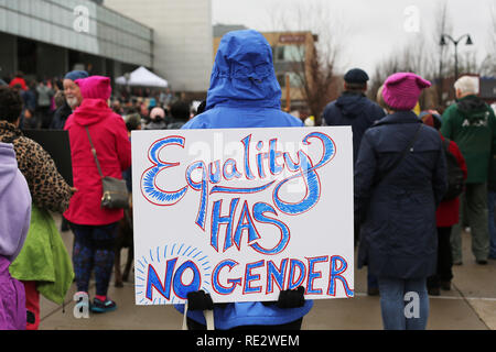 Eugene, Oregon, USA. 19. Januar, 2019. Ein Teilnehmer mit einem Schild im März der Frauen in Eugene, Oregon. Credit: Gina Kelly/Alamy leben Nachrichten Stockfoto