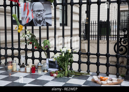 London, Großbritannien. 19. Januar, 2019. Tribute zu Paweł Ottar, der Bürgermeister von Danzig, die am Montag nach dem tödlich, die am Abend zuvor zu einem Charity Event, liegen außerhalb der Polnischen Botschaft erstochen enthalten. Tausende Polen nahmen an seiner Beerdigung in Danzig heute. Herr Ottar diente als Oberbürgermeister seiner Heimatstadt Danzig für 20 Jahre und war für seine liberalen Ansichten bekannte und als Kritiker der anti-Einwanderungspolitik der polnischen Regierungspartei. Credit: Mark Kerrison/Alamy leben Nachrichten Stockfoto