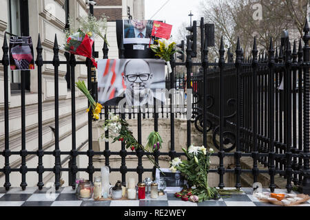 London, Großbritannien. 19. Januar, 2019. Tribute zu Paweł Ottar, der Bürgermeister von Danzig, die am Montag nach dem tödlich, die am Abend zuvor zu einem Charity Event, liegen außerhalb der Polnischen Botschaft erstochen enthalten. Tausende Polen nahmen an seiner Beerdigung in Danzig heute. Herr Ottar diente als Oberbürgermeister seiner Heimatstadt Danzig für 20 Jahre und war für seine liberalen Ansichten bekannte und als Kritiker der anti-Einwanderungspolitik der polnischen Regierungspartei. Credit: Mark Kerrison/Alamy leben Nachrichten Stockfoto