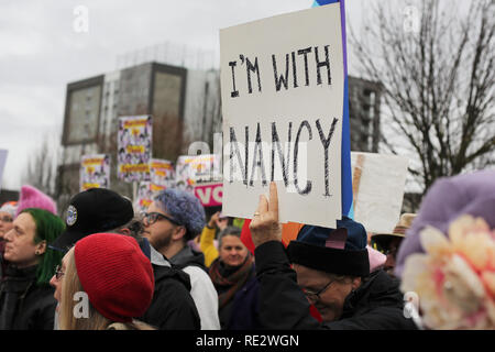 Eugene, Oregon, USA. 19. Januar, 2019. Hält eine Frau ein Zeichen zur Unterstützung der (Nancy Pelosi) im März der Frauen in Eugene, Oregon. Credit: Gina Kelly/Alamy leben Nachrichten Stockfoto