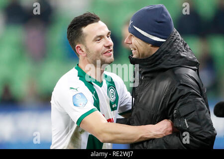 GRONINGEN, 08-07-2019 Fußball, niederländischen Eredivisie Saison 2018 - 2019, Stadion Grolsch Veste. Thomas Bruns und Danny Buijs während des Spiels FC Groningen - Herakles 3-0 Stockfoto