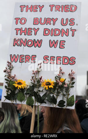 Eugene, Oregon, USA. 19. Januar, 2019. Ein marcher mit Vorzeichen im März der Frauen in Eugene, Oregon. Credit: Gina Kelly/Alamy leben Nachrichten Stockfoto