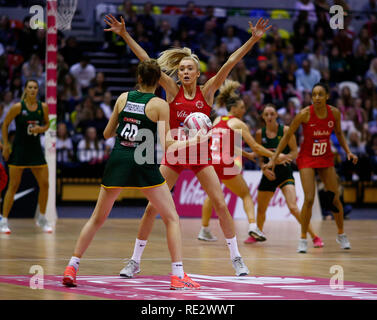 London, Großbritannien. 19. Jan 2019. Helen Housby von England Rosen während Netball Quad Serie Vitalität Netball Länderspiel zwischen England und Südafrika Afr an Kupfer, Arena am 19. Januar 2019 in London, England. Kredit Aktion Foto Sport Foto Credit: Action Sport / alamy Leben Nachrichten Stockfoto