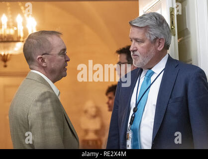 Washington, USA. Jan, 2019 19. Der Stabschef im Weißen Haus und Direktor des Büros für Management und Haushalt (OMB) Mick Mulvaney, Links, und White House Communications Director Bill Shine, rechts, im Gespräch vor dem Präsidenten der Vereinigten Staaten Donald J. Trumpf, Erläuterungen auf die humanitäre Krise an der südlichen Grenze von den USA und der teilweisen Schließung des Bundes im diplomatischen Empfang Zimmer des Weißen Hauses in Washington, DC am Samstag, Januar 19, 2019 Credit: Ron Sachs/CNP/ZUMA Draht/Alamy leben Nachrichten Stockfoto