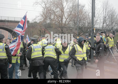 Leeds, Großbritannien. 19. Jan 2019. Gelbe Weste März in Leeds außerhalb BBC Yorkshire Baukredit: Maverick/Alamy leben Nachrichten Stockfoto