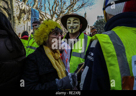 Paris, Frankreich. 19. Jan 2019. Gelbe Weste weitere Proteste in Frankreich für das 10. nachfolgende Woche gegen Präsident Emmanuel's Längestrich Regierung. Zusätzlich zu den Tausenden von gelben Weste Demonstranten in Paris, rund 800 Demonstranten in der südöstlichen Frankreich Stadt von Forcalquier, der Heimat der französische Innenminister, Christophe Castaner sammelte. Die Gendarmerie verhindert die Demonstranten vom Erreichen des Castaner Haus. Credit: ZUMA Press, Inc./Alamy leben Nachrichten Stockfoto