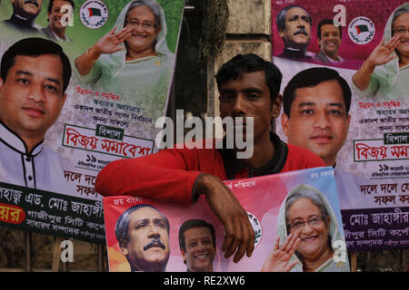 Dhaka, Bangladesch. Jan, 2019 20. Ein Anhänger gilt ein Poster von Premierministerin Sheikh Hasina und Scheich Mujibur Rahman, als er bei einer Rallye letzte Wahl Sieg in Suhrawardy Udyan zu Feiern teilnimmt. Credit: MD Mehedi Hasan/ZUMA Draht/Alamy leben Nachrichten Stockfoto