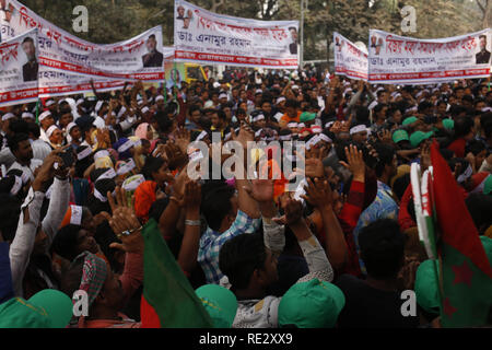 Dhaka, Bangladesch. Jan, 2019 20. Unterstützer und Führer der Awami Liga Partei shout Slogans, wie sie bei einer Rallye letzte Wahl Sieg in Suhrawardy Udyan zu Feiern teilnehmen. Credit: MD Mehedi Hasan/ZUMA Draht/Alamy leben Nachrichten Stockfoto