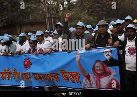 Dhaka, Bangladesch. Jan, 2019 20. Unterstützer und Führer der Awami Liga Partei shout Slogans, wie sie bei einer Rallye letzte Wahl Sieg in Suhrawardy Udyan zu Feiern teilnehmen. Credit: MD Mehedi Hasan/ZUMA Draht/Alamy leben Nachrichten Stockfoto