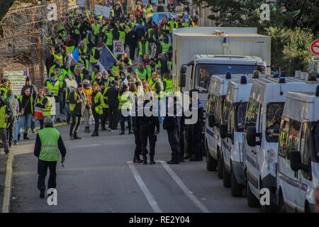 Paris, Frankreich. 19. Jan 2019. Gelbe Weste weitere Proteste in Frankreich für das 10. nachfolgende Woche gegen Präsident Emmanuel's Längestrich Regierung. Zusätzlich zu den Tausenden von gelben Weste Demonstranten in Paris, rund 800 Demonstranten in der südöstlichen Frankreich Stadt von Forcalquier, der Heimat der französische Innenminister, Christophe Castaner sammelte. Die Gendarmerie verhindert die Demonstranten vom Erreichen des Castaner Haus. Credit: ZUMA Press, Inc./Alamy leben Nachrichten Stockfoto