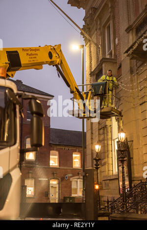 Kidderminster, Großbritannien. 19. Januar, 2019. Als Spezialist Unternehmen arbeiten, um viele britische Stadtzentren professionell entfernen Weihnachtsbeleuchtung und alles festlich, es ist die Kidderminster biegen Sie an diesem Nachmittag. Mit Weihnachten Erinnerungen verblassen schnell, riesige Kreditkarte Rechnungen ankommen und viele Entschließungen unseres neuen Jahr versagt, der Nation bereitet sich auf die Ankunft der Blaue Montag, der traurigste Tag des Jahres. Quelle: Lee Hudson/Alamy leben Nachrichten Stockfoto