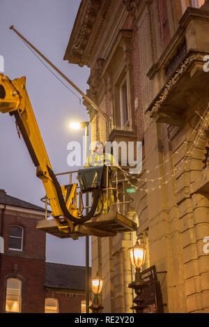 Kidderminster, Großbritannien. 19. Januar, 2019. Als Spezialist Unternehmen arbeiten, um viele britische Stadtzentren professionell entfernen Weihnachtsbeleuchtung und alles festlich, es ist die Kidderminster biegen Sie an diesem Nachmittag. Mit Weihnachten Erinnerungen verblassen schnell, riesige Kreditkarte Rechnungen ankommen und viele Entschließungen unseres neuen Jahr versagt, der Nation bereitet sich auf die Ankunft der Blaue Montag, der traurigste Tag des Jahres. Quelle: Lee Hudson/Alamy leben Nachrichten Stockfoto