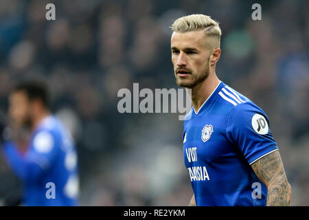 Newcastle, UK. 19. Jan 2019. Joe Bennett von Cardiff City an schaut. Premier League match, Newcastle United v Cardiff City im St. James' Park in Newcastle upon Tyne, am Samstag, den 19. Januar 2019. Dieses Bild dürfen nur für redaktionelle Zwecke verwendet werden. Nur die redaktionelle Nutzung, eine Lizenz für die gewerbliche Nutzung erforderlich. Keine Verwendung in Wetten, Spiele oder einer einzelnen Verein/Liga/player Publikationen. pic von Chris Stading/Andrew Orchard sport Fotografie/Alamy leben Nachrichten Stockfoto