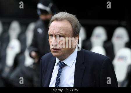 Newcastle, UK. 19. Jan 2019. Cardiff City Manager Neil Warnock an schaut. Premier League match, Newcastle United v Cardiff City im St. James' Park in Newcastle upon Tyne, am Samstag, den 19. Januar 2019. Dieses Bild dürfen nur für redaktionelle Zwecke verwendet werden. Nur die redaktionelle Nutzung, eine Lizenz für die gewerbliche Nutzung erforderlich. Keine Verwendung in Wetten, Spiele oder einer einzelnen Verein/Liga/player Publikationen. pic von Chris Stading/Andrew Orchard sport Fotografie/Alamy leben Nachrichten Stockfoto