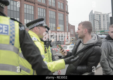 Leeds, Großbritannien. 19. Jan 2019. Gelbe Weste März in Leeds außerhalb BBC Yorkshire Baukredit: Maverick/Alamy leben Nachrichten Stockfoto