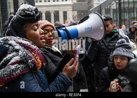 Chicago, USA. 19. Jan 2019. Angesichts der heftigen Winter Schneesturm, Chicago's" der jungen Frauen März" brachte eine kleine aber temperamentvoll Masse zu Federal Plaza am Januar 19 die Macht von Frauen zu verkünden und ihre Ablehnung der Präsident Donald Trump und seine Politik. Montage bei 10 an einem verschneiten Samstag bin, die Gruppe, die heute leidenschaftliche Reden über Probleme, mit denen junge Frauen, und dann um die Plaza, meist selbstgemachten Schildern und riefen: Widerstand gegen die derzeitige Regierung marschierten. Quelle: Matthew Kaplan/Alamy leben Nachrichten Stockfoto