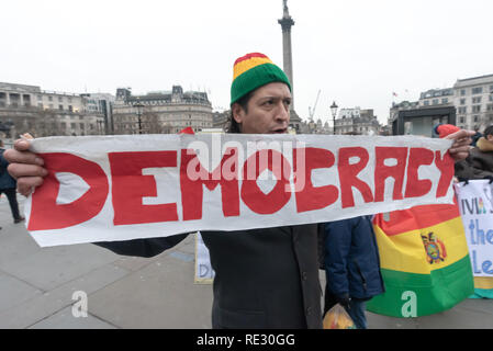 London, Großbritannien. 19. Januar 2019. Bolivianer protestierten in Trafalgar Square gegen Präsident Evo Morales nach Bolivien Electoral Tribunal im Dezember entschieden, dass er für eine vierte Amtszeit in den November 2019 Wahlen stehen könnte, für die es Vorwahlen am 27. Januar. Morales wurde 2005 gewählt und unterstützt die Verfassung 2009, dass nur zwei aufeinander folgende Amtszeiten erlaubt. Wurde eine Änderung mehr zu ermöglichen schmal durch ein Referendum am 21. Februar 2016 zurückgewiesen. Credit: Peter Marschall/Alamy leben Nachrichten Stockfoto