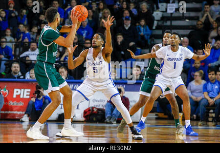 Jan 18, 2019: Buffalo Bulls guard CJ Massinburg (5) verteidigt gegen die östlichen Michigan Adler vorwärts Elia Minnie (5) während der ersten Hälfte des Spiels in der NCAA Basketball Spiel bei Alumni Arena in Amherst, NY (Nicholas T. LoVerde/UB Athletik) Stockfoto