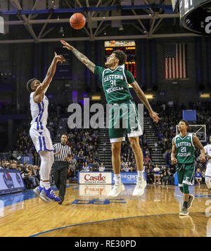 Jan 18, 2019: Buffalo Bulls guard Jayvon Gräber (3) schießt eine 3 Zeiger über Eastern Michigan Adler vorwärts Ty Groce (31) während der zweiten Hälfte des Spiels in der NCAA Basketball Spiel zwischen den östlichen Michigan Adler und Buffalo Stiere an Alumni-Arena in Amherst, NY (Nicholas T. LoVerde/UB Athletik) Stockfoto