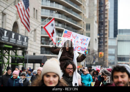 New York, USA. Jan, 2019 19. März Leute auf der Straße, während die Frauen im März 2019 in New York City, USA, Jan. 19, 2019. Braving kalter Wind, Zehntausende von Menschen in New York City auf die Straße gingen, März des dritten Frauen am Samstag, als Teil des jährlichen bundesweiten Event für die Rechte der Frau und die soziale Gleichstellung in verschiedenen Aspekten. Credit: Wang Ying/Xinhua/Alamy leben Nachrichten Stockfoto