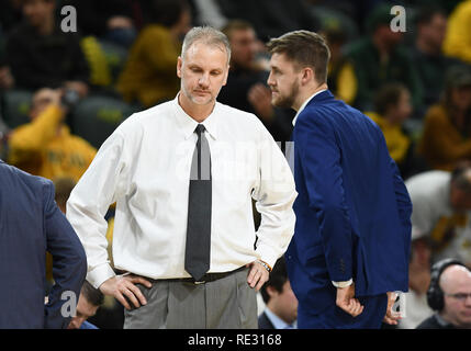 Januar 19, 2019: North Dakota Fighting Hawks Head Coach Brian Jones reagiert nach dem Verlust der NCAA Men's Basketball Spiel zwischen der Universität von North Dakota Kampf gegen die Falken und die North Dakota State Bison am Scheels Zentrum, Fargo, ND. NDSU besiegt UND 67-65. Foto von Russell Hons/CSM Stockfoto