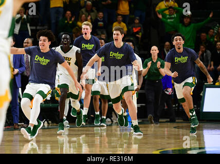 Januar 19, 2019: North Dakota State Spieler feiern nach dem Gewinn der NCAA Men's Basketball Spiel zwischen der Universität von North Dakota Kampf gegen die Falken und die North Dakota State Bison am Scheels Zentrum, Fargo, ND. NDSU besiegt UND 67-65. Foto von Russell Hons/CSM Stockfoto