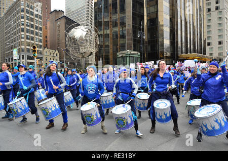 New York, USA. 19. Jan 2019. Die alle Frauen drumming band Fuego Azul geöffnet Beginn des März. Credit: Rachel Cauvin/Alamy leben Nachrichten Stockfoto