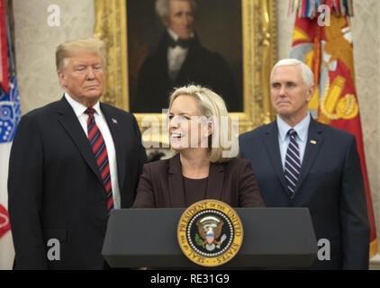 Washington, District of Columbia, USA. Jan, 2019 19. Us-Heimatschutzministerium (DHS) Kirstjen Nielsen, Mitte, macht Begrüßung bei einer Einbürgerung Zeremonie von US-Präsident Donald J. Trumpf im Oval Office des Weißen Hauses in Washington, DC am Samstag, 19. Januar 2019 veranstaltet. Auf die Vereinigten Staaten Präsident Donald J. Trumpf, Links, und US-Vizepräsident Mike Pence, richtigen Credit: Ron Sachs/CNP/ZUMA Draht/Alamy leben Nachrichten Stockfoto