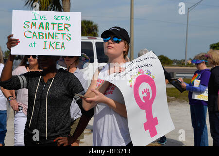 Melbourne, Florida. USA. 19. Januar 2019. Hunderte von Fahne schwenkten Demonstranten zogen über den Eau Gallie Causeway in der 2019 von Frau März, der 2019 Mission ist "Wahrheit Macht. Halten unsere Politiker zur Rechenschaft" marschiert zwar aus Amerika dieses Wochenende gehalten worden sind. Die Frauen der März ist eine nationale Bewegung zu vereinheitlichen und zu ermächtigen, alle, die für die Achtung der Menschenrechte, die bürgerlichen Freiheiten steht, und soziale Gerechtigkeit für alle. Foto Julian Porree/Alamy leben Nachrichten Stockfoto