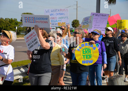 Melbourne, Florida. USA. 19. Januar 2019. Hunderte von Fahne schwenkten Demonstranten zogen über den Eau Gallie Causeway in der 2019 von Frau März, der 2019 Mission ist "Wahrheit Macht. Halten unsere Politiker zur Rechenschaft" marschiert zwar aus Amerika dieses Wochenende gehalten worden sind. Die Frauen der März ist eine nationale Bewegung zu vereinheitlichen und zu ermächtigen, alle, die für die Achtung der Menschenrechte, die bürgerlichen Freiheiten steht, und soziale Gerechtigkeit für alle. Foto Julian Porree/Alamy leben Nachrichten Stockfoto