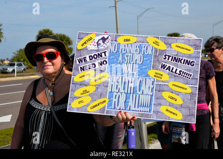 Melbourne, Florida. USA. 19. Januar 2019. Hunderte von Fahne schwenkten Demonstranten zogen über den Eau Gallie Causeway in der 2019 von Frau März, der 2019 Mission ist "Wahrheit Macht. Halten unsere Politiker zur Rechenschaft" marschiert zwar aus Amerika dieses Wochenende gehalten worden sind. Die Frauen der März ist eine nationale Bewegung zu vereinheitlichen und zu ermächtigen, alle, die für die Achtung der Menschenrechte, die bürgerlichen Freiheiten steht, und soziale Gerechtigkeit für alle. Foto Julian Porree/Alamy leben Nachrichten Stockfoto