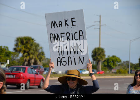 Melbourne, Florida. USA. 19. Januar 2019. Hunderte von Fahne schwenkten Demonstranten zogen über den Eau Gallie Causeway in der 2019 von Frau März, der 2019 Mission ist "Wahrheit Macht. Halten unsere Politiker zur Rechenschaft" marschiert zwar aus Amerika dieses Wochenende gehalten worden sind. Die Frauen der März ist eine nationale Bewegung zu vereinheitlichen und zu ermächtigen, alle, die für die Achtung der Menschenrechte, die bürgerlichen Freiheiten steht, und soziale Gerechtigkeit für alle. Foto Julian Porree/Alamy leben Nachrichten Stockfoto