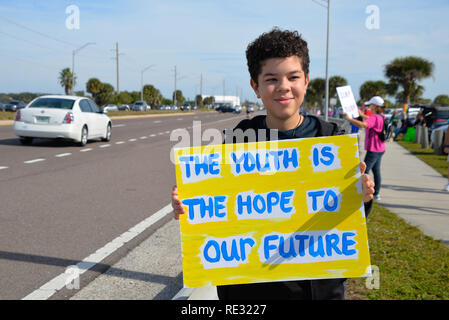 Melbourne, Florida. USA. 19. Januar 2019. Hunderte von Fahne schwenkten Demonstranten zogen über den Eau Gallie Causeway in der 2019 von Frau März, der 2019 Mission ist "Wahrheit Macht. Halten unsere Politiker zur Rechenschaft" marschiert zwar aus Amerika dieses Wochenende gehalten worden sind. Die Frauen der März ist eine nationale Bewegung zu vereinheitlichen und zu ermächtigen, alle, die für die Achtung der Menschenrechte, die bürgerlichen Freiheiten steht, und soziale Gerechtigkeit für alle. Foto Julian Porree/Alamy leben Nachrichten Stockfoto