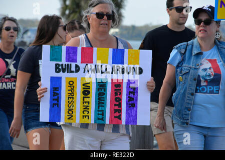 Melbourne, Florida. USA. 19. Januar 2019. Hunderte von Fahne schwenkten Demonstranten zogen über den Eau Gallie Causeway in der 2019 von Frau März, der 2019 Mission ist "Wahrheit Macht. Halten unsere Politiker zur Rechenschaft" marschiert zwar aus Amerika dieses Wochenende gehalten worden sind. Die Frauen der März ist eine nationale Bewegung zu vereinheitlichen und zu ermächtigen, alle, die für die Achtung der Menschenrechte, die bürgerlichen Freiheiten steht, und soziale Gerechtigkeit für alle. Foto Julian Porree/Alamy leben Nachrichten Stockfoto