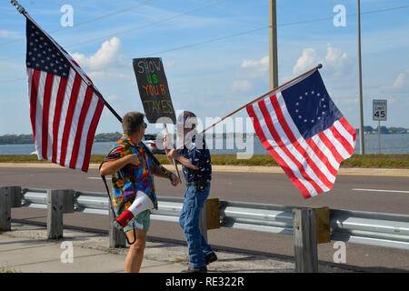 Melbourne, Florida. USA. 19. Januar 2019. Hunderte von Fahne schwenkten Demonstranten zogen über den Eau Gallie Causeway in der 2019 von Frau März, der 2019 Mission ist "Wahrheit Macht. Halten unsere Politiker zur Rechenschaft" marschiert zwar aus Amerika dieses Wochenende gehalten worden sind. Die Frauen der März ist eine nationale Bewegung zu vereinheitlichen und zu ermächtigen, alle, die für die Achtung der Menschenrechte, die bürgerlichen Freiheiten steht, und soziale Gerechtigkeit für alle. Foto Julian Porree/Alamy leben Nachrichten Stockfoto