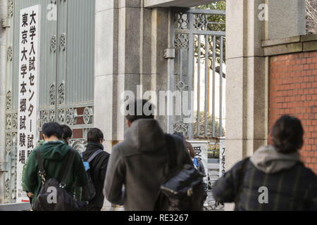 Tokio, Japan. Jan, 2019 20. Japanische Schüler kommen an der Universität von Tokio der Nationalen Universität Zulassung Tests zu nehmen. Dieses Jahr, 576,830 Studenten werden die Tests 5,841 weniger vom letzten Jahr. Der Test ist in der ganzen Nation an diesem Wochenende statt. Credit: Rodrigo Reyes Marin/ZUMA Draht/Alamy leben Nachrichten Stockfoto