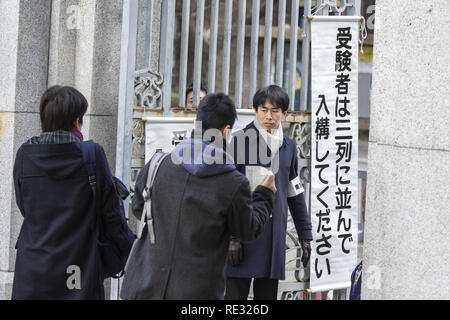 Tokio, Japan. Jan, 2019 20. Japanische Schüler kommen an der Universität von Tokio der Nationalen Universität Zulassung Tests zu nehmen. Dieses Jahr, 576,830 Studenten werden die Tests 5,841 weniger vom letzten Jahr. Der Test ist in der ganzen Nation an diesem Wochenende statt. Credit: Rodrigo Reyes Marin/ZUMA Draht/Alamy leben Nachrichten Stockfoto