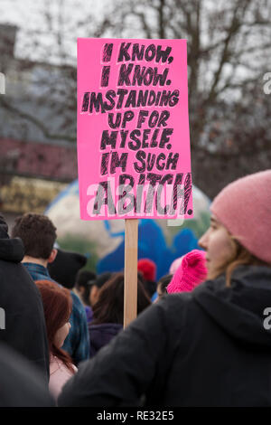 Washington, USA. 19. Jan 2019. Anhänger versammeln sich die Pre-März Rallye am Cal Anderson Park für für März des Womxn Seattle 2019. Samstag im März und Rallye, durch Seattle Womxn marschiert vorwärts in Zusammenarbeit mit MLK Day Veranstalter organisiert, wird gefolgt von einem Tag am Sonntag und Montag MLK Day Veranstaltungen zu Ehren von Martin Luther King Jr.'s Sonntag Womxn Handeln auf Seattle ist eine in der ganzen Stadt Tag der Bildung, Unterstützung, Austausch und im Auftrag der gemeinnützigen Organisationen, Basisorganisationen und soziale Gerechtigkeit Gruppen in Seattle. Stockfoto