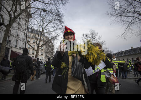 Paris, Frankreich. . Jan, 2019 19. Eine Frau trägt den Hut der französischen Symbol 'La Marianne' gesehen wird, die Blumen bei einer Demonstration gegen den französischen Präsidenten Längestrich Politik. Gelbe weste Demonstranten versammelt und marschierten auf den Straßen von Paris ein weiteres Samstag auf, was Sie die Akte X gegen die Politik der französische Präsident Emmanuel's Längestrich nennen. Credit: Bruno Thevenin/SOPA Images/ZUMA Draht/Alamy leben Nachrichten Stockfoto
