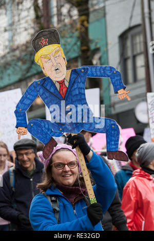 Washington, USA. 19. Jan 2019. Ein Demonstrant hält eine Abbildung von Präsident Donald Trump im März des Womxn Seattle 2019. Samstag im März und Rallye, durch Seattle Womxn marschiert vorwärts in Zusammenarbeit mit MLK Day Veranstalter organisiert, wird gefolgt von einem Tag am Sonntag und Montag MLK Day Veranstaltungen zu Ehren von Martin Luther King Jr.'s Sonntag Womxn Handeln auf Seattle ist eine in der ganzen Stadt Tag der Bildung, Unterstützung, Austausch und im Auftrag der gemeinnützigen Organisationen, Basisorganisationen und soziale Gerechtigkeit Gruppen in Seattle. Stockfoto
