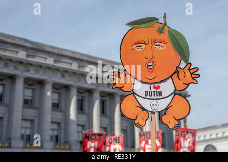 San Francisco, USA. 19. Januar, 2019. Der Frauen März San Francisco beginnt mit einer Kundgebung am Civic Center Plaza vor der City Hall. Eine Demonstrantin hält ein Cartoon Zeichen mocking Donald Trump als Kleinkind das Tragen eines 'Ich liebe Putin 'Body. Der Präsident Kopf ist so gemacht, daß er wie ein Pfirsich, wahrscheinlich eine Referenz auf ein Amtsenthebungsverfahren. Credit: Shelly Rivoli/Alamy leben Nachrichten Stockfoto