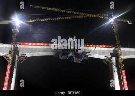 Namor, Laos. Jan, 2019 20. Konstrukteure arbeiten am Standort des ersten Cast-in-place Durchlaufträger Der China-Laos an der Unterkonstruktion Nathon Station zweigleisigen Super große Brücke, etwa 360 km nördlich von Vientiane, der Hauptstadt von Laos, 18.01.2019. China Railway Nr. 5 Engineering Group (CREC-5) abgeschlossen das Schließen der erste Cast-in-place Durchlaufträger am Samstag. Die China-Laos Eisenbahn hat eine Länge von über 414 km mit Brücken von 62 km im Bau, verknüpfen Mohan-Boten Border Gate im Norden von Laos, Vientiane. Credit: Huang Zongwen/Xinhua/Alamy leben Nachrichten Stockfoto