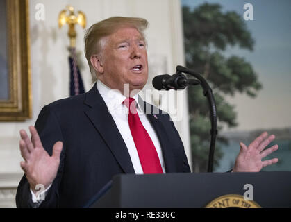 Washington, District of Columbia, USA. Jan, 2019 19. Präsidenten der Vereinigten Staaten DONALD TRUMP, macht Bemerkungen über die humanitäre Krise an der südlichen Grenze von den USA und der teilweisen Schließung des Bundes im diplomatischen Empfang Zimmer des Weißen Hauses. Credit: Ron Sachs/CNP/ZUMA Draht/Alamy leben Nachrichten Stockfoto