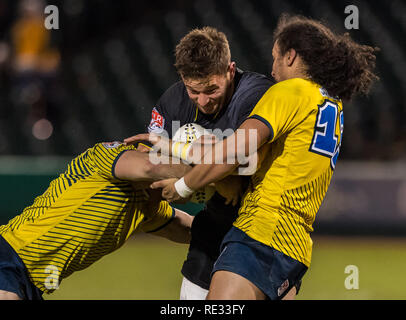 Houston SaberCats prop Jamie Denver (1) Erhält von Glendale Raptors flanker Hanco Germishuys (7) und mittleren Mika Kruse (13) während der Ausstellung Spiel zwischen den Glendale Raptors und das Houston SaberCats im Sternbild Feld, Sugar Land, Texas blockiert. Vollzeit Glendale Raptors beat Houston SaberCats 36-21. © Maria Lysaker - Cal Sports Media Stockfoto