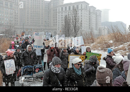 Cleveland, Ohio, USA, 19. Januar, 2019. Verfechter der Rechte der Frauen ihren Weg durch einen öffentlichen Platz in der Innenstadt von Cleveland als Teil der 2019 Frauen März und Rallye. Die gebündelt Teilnehmer trotzten dem Ansturm der Wintersturm Harper, der erste große Schnee Sturm der Saison. Credit: Mark Kanning/Alamy Leben Nachrichten. Stockfoto