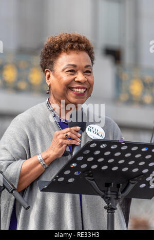 San Francisco, USA. 19. Januar, 2019. Der Frauen März San Francisco beginnt mit einer Kundgebung am Civic Center Plaza vor der City Hall. Us-Vertreter Barbara Lee, der Kalifornien 13. Kongreß Bezirk darstellt, Adressen der Menge. Credit: Shelly Rivoli/Alamy leben Nachrichten Stockfoto