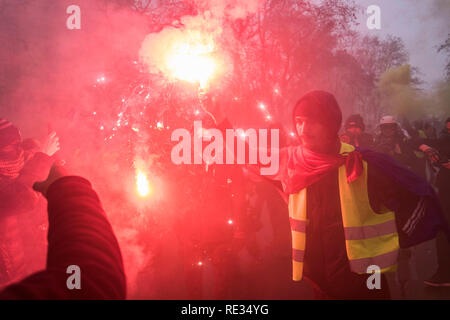 Paris, Frankreich. 19. Jan 2019. Demonstranten Tanz um ein rotes Aufflackern während einer Demonstration gegen die französische Präsident Längestrich Politik. Gelbe weste Demonstranten versammelt und marschierten auf den Straßen von Paris ein weiteres Samstag auf, was Sie die Akte X gegen die Politik der französische Präsident Emmanuel's Längestrich nennen. Credit: SOPA Images Limited/Alamy leben Nachrichten Stockfoto